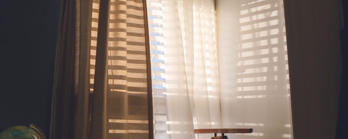 window with integral blinds
